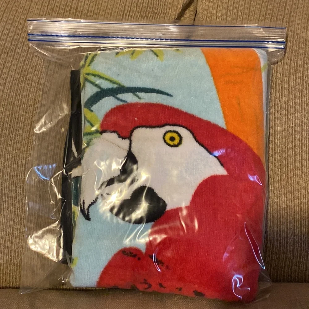 🏝️ 🦜 🏖️ NWOT Cabana Parrot Beach Towel